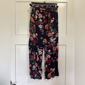 Floral capris. Elastic waist band.